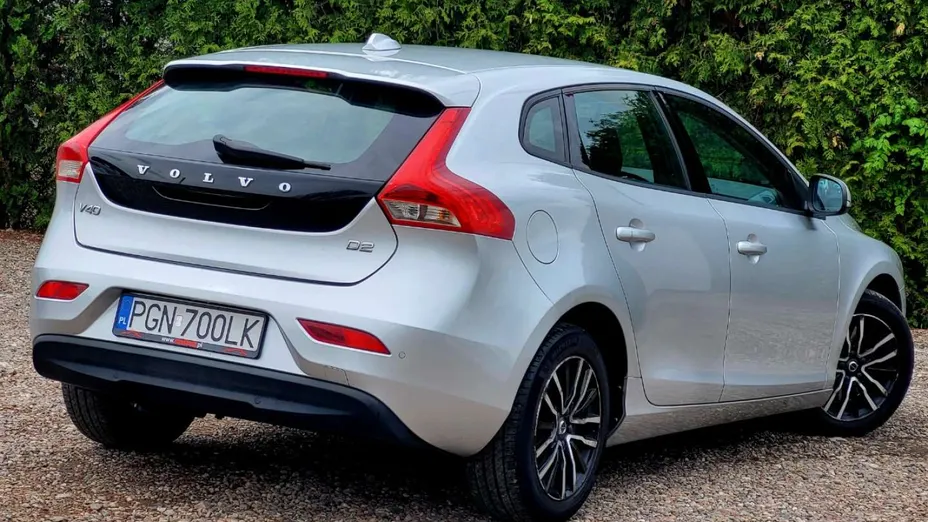 VOLVO V40 -