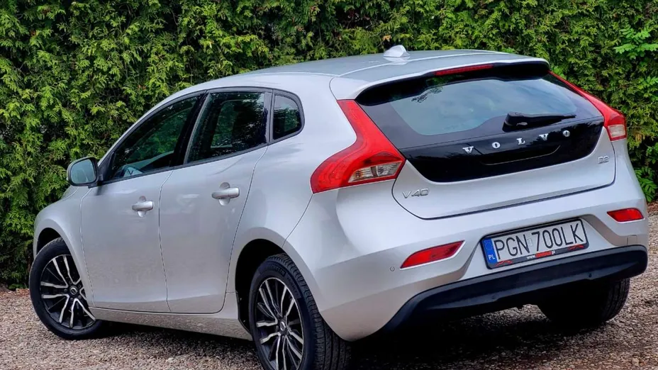 VOLVO V40 -