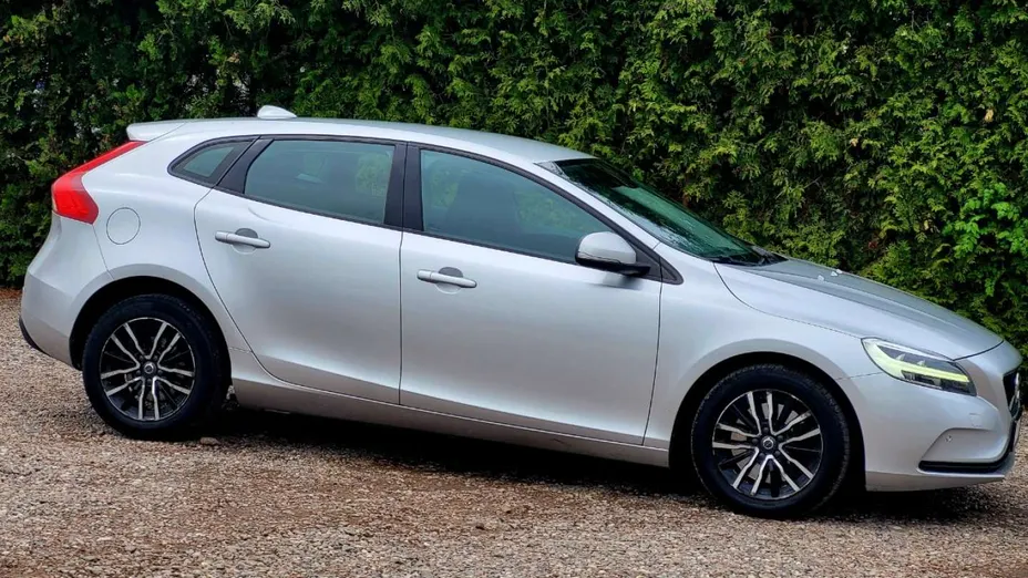 VOLVO V40 -