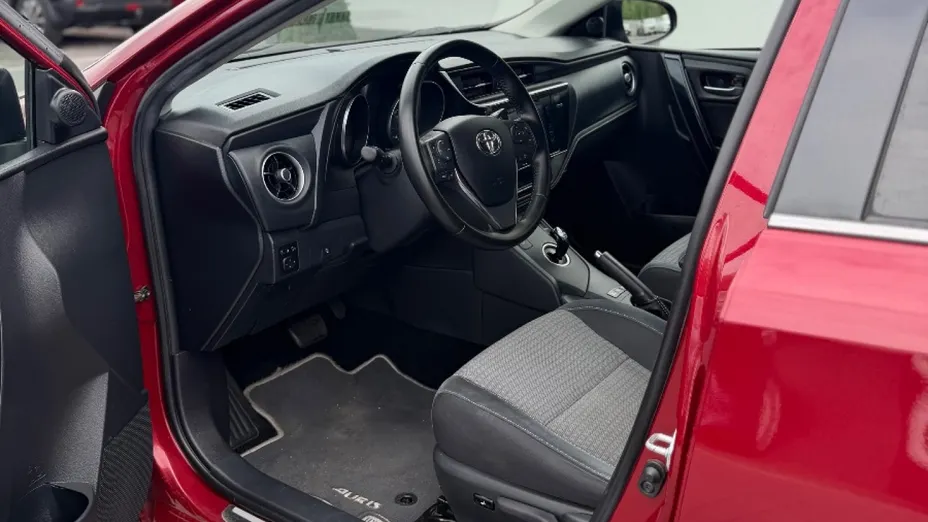 TOYOTA Auris -