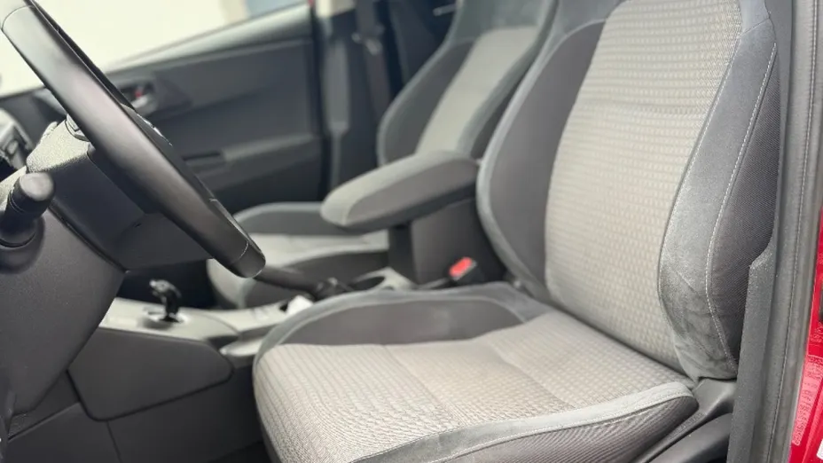 TOYOTA Auris -