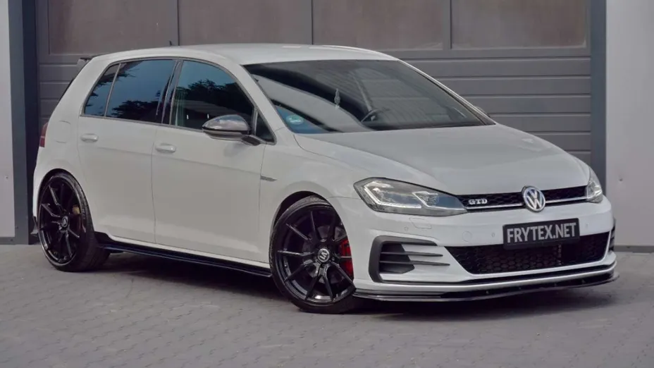 VOLKSWAGEN Golf -