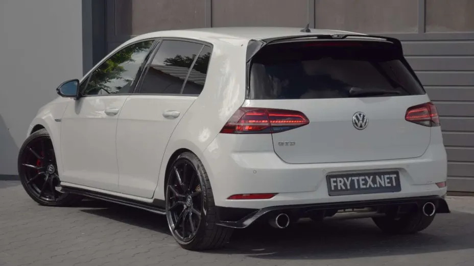 VOLKSWAGEN Golf -