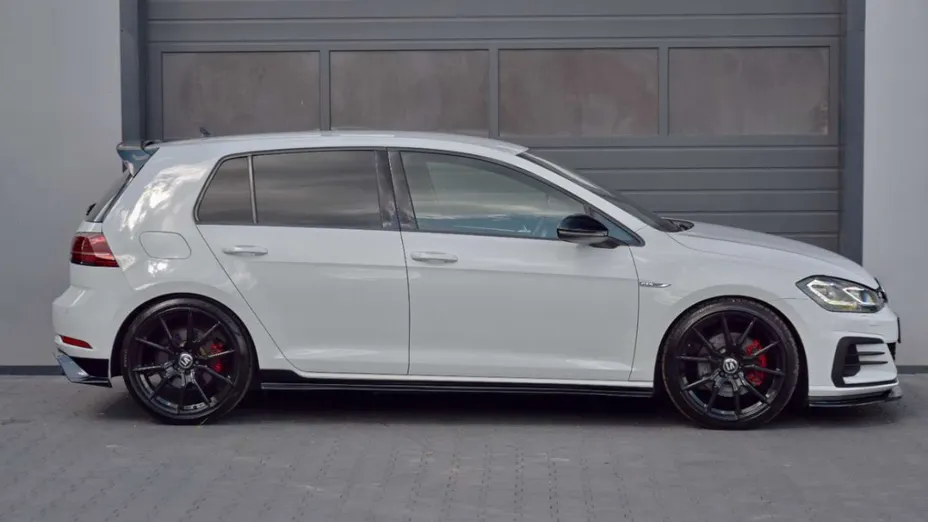 VOLKSWAGEN Golf -