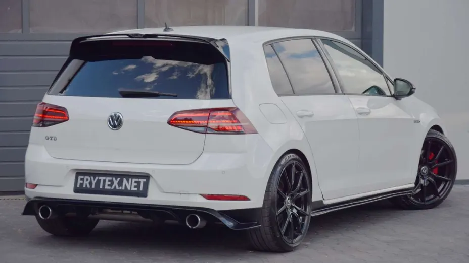 VOLKSWAGEN Golf -