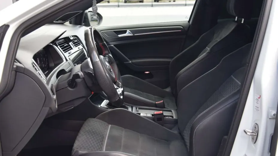 VOLKSWAGEN Golf -