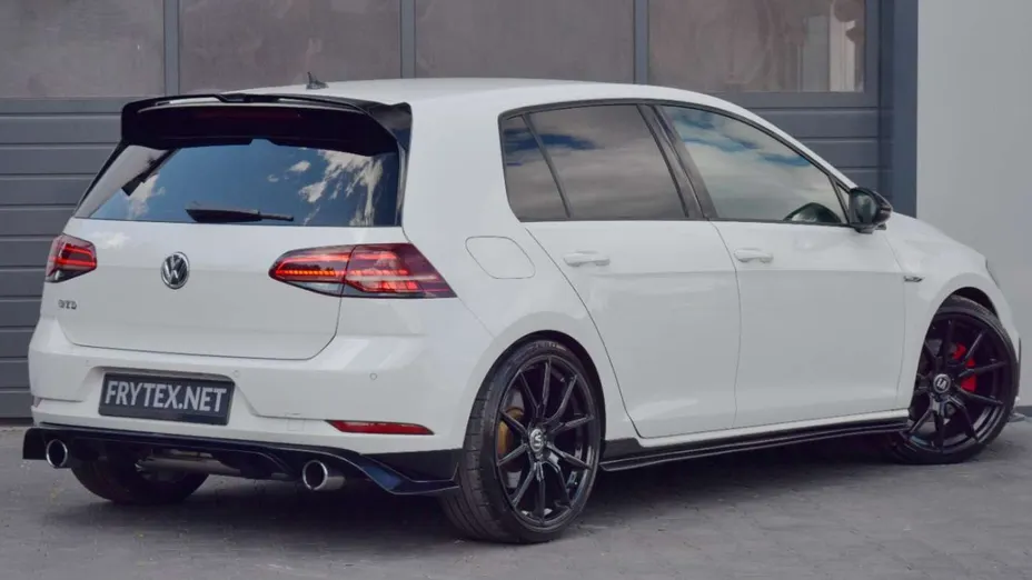 VOLKSWAGEN Golf -