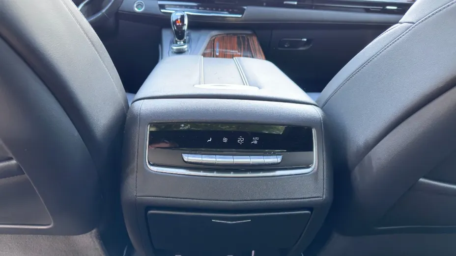 CADILLAC Escalade -