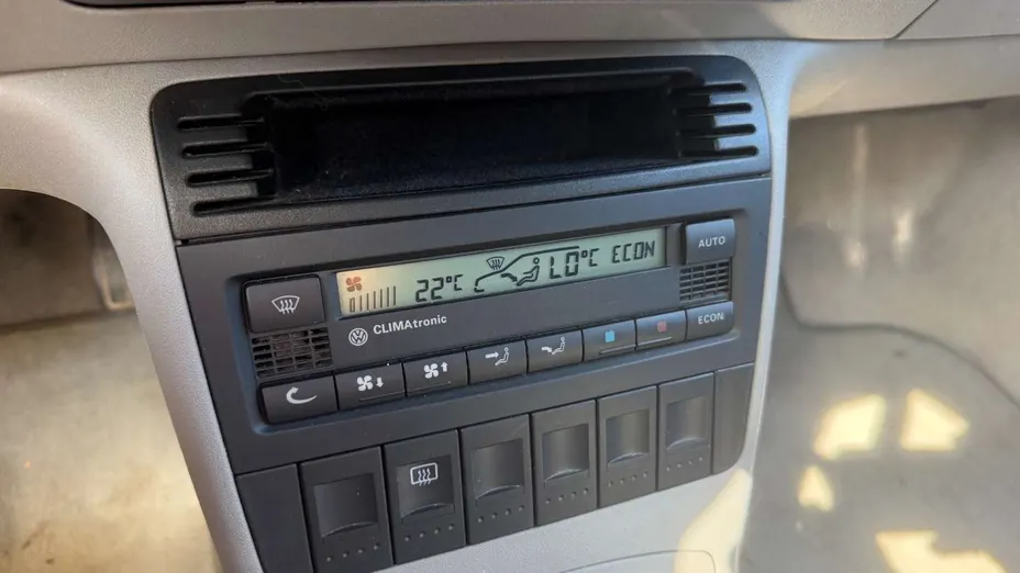 VOLKSWAGEN Polo -