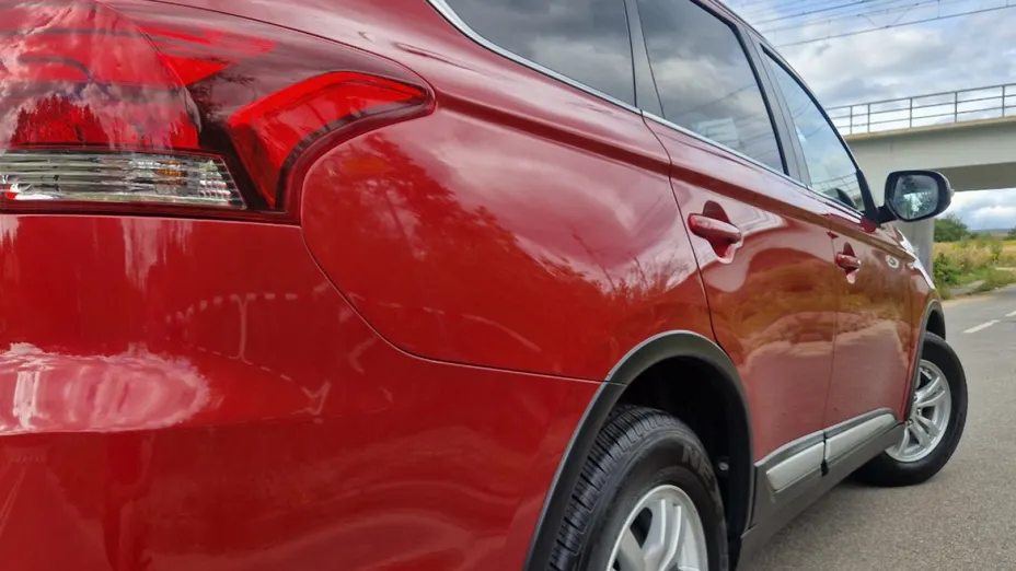 MITSUBISHI Outlander -