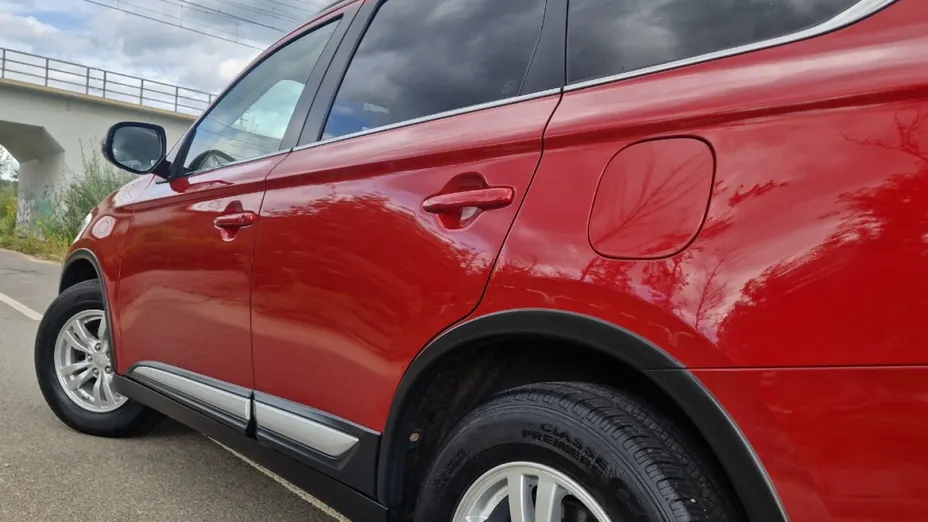 MITSUBISHI Outlander -