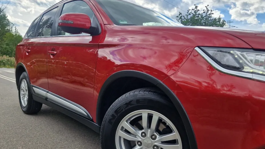 MITSUBISHI Outlander -