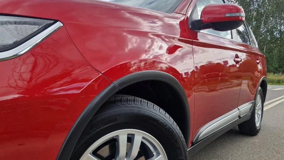 MITSUBISHI Outlander -
