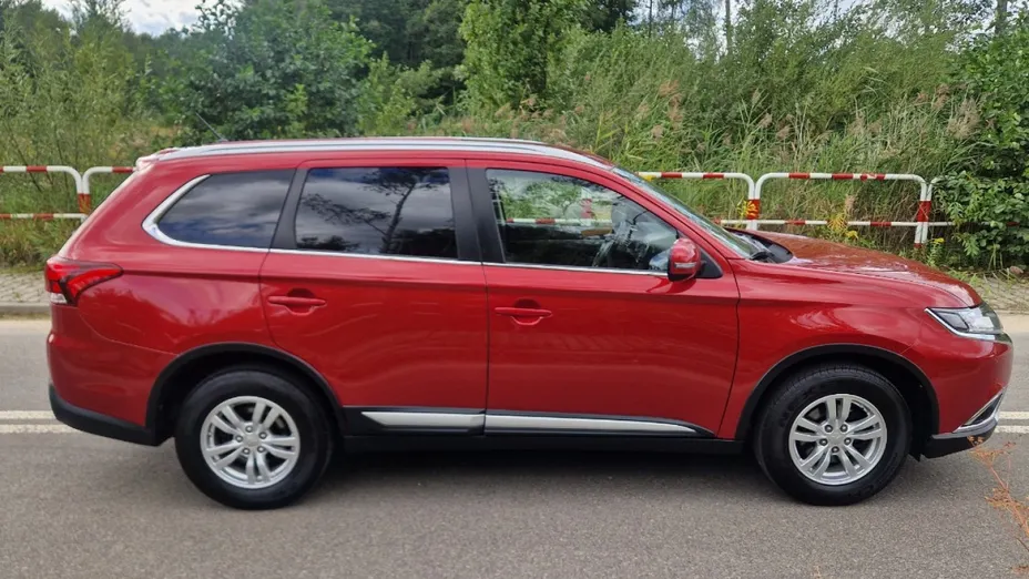 MITSUBISHI Outlander -