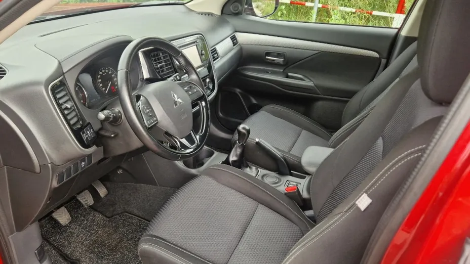 MITSUBISHI Outlander -