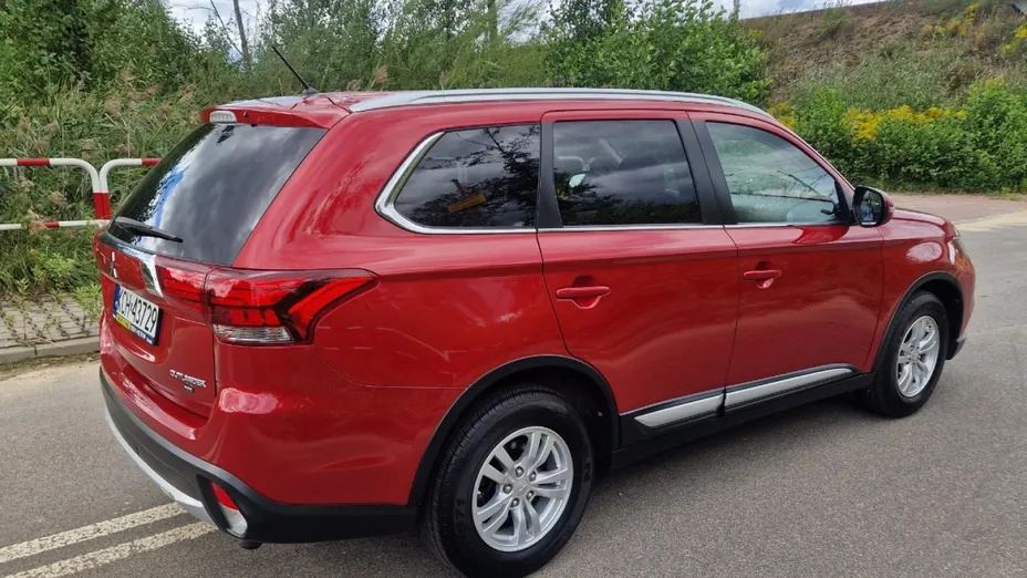 MITSUBISHI Outlander -