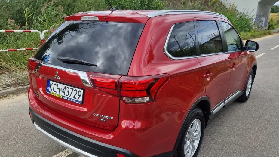 MITSUBISHI Outlander -