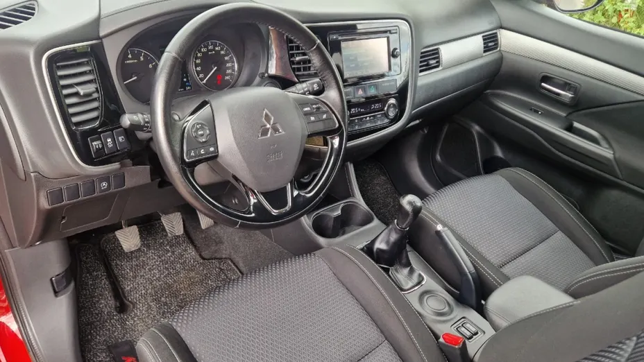 MITSUBISHI Outlander -
