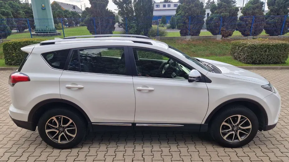 TOYOTA RAV4 -