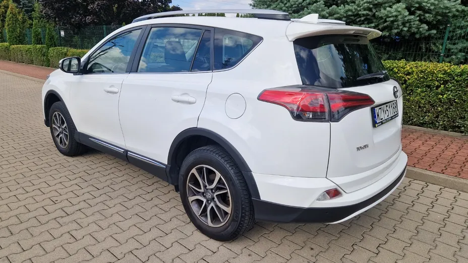 TOYOTA RAV4 -