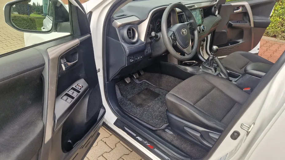 TOYOTA RAV4 -