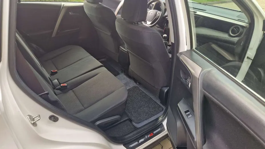 TOYOTA RAV4 -