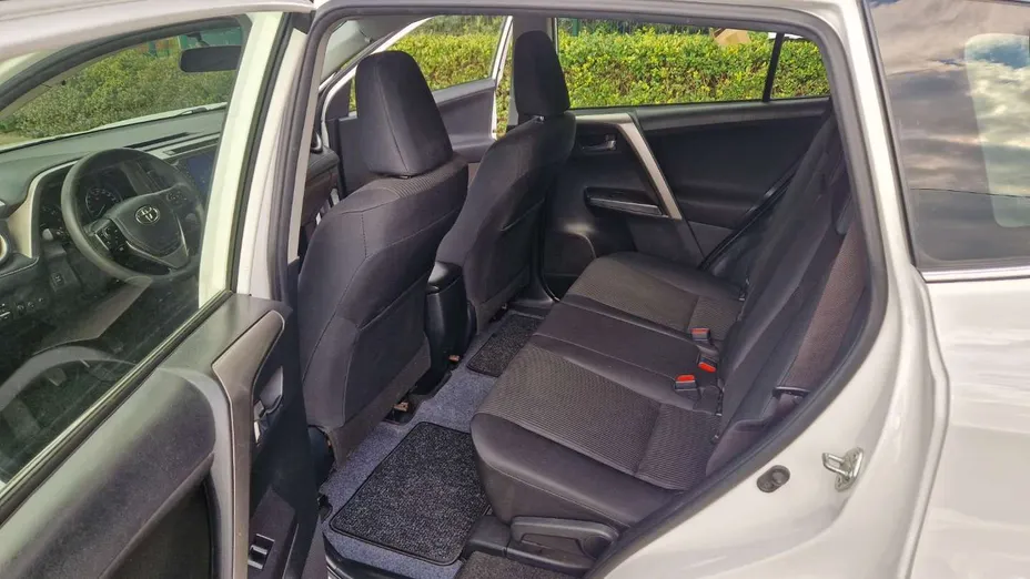TOYOTA RAV4 -