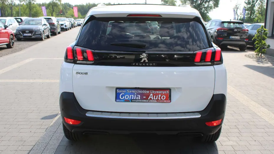 PEUGEOT 5008 -