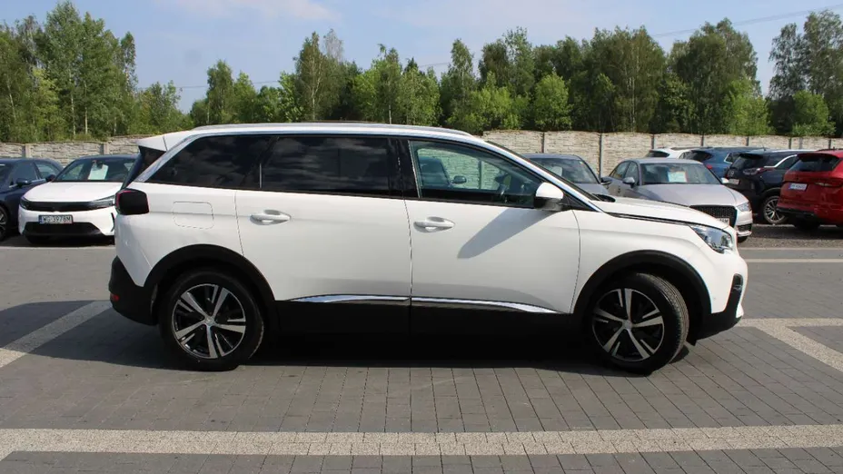PEUGEOT 5008 -