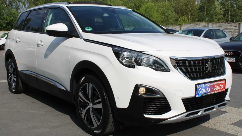 PEUGEOT 5008 -