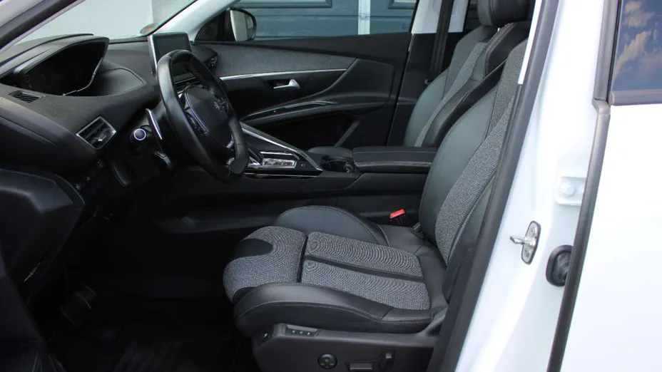PEUGEOT 5008 -