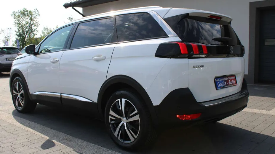 PEUGEOT 5008 -