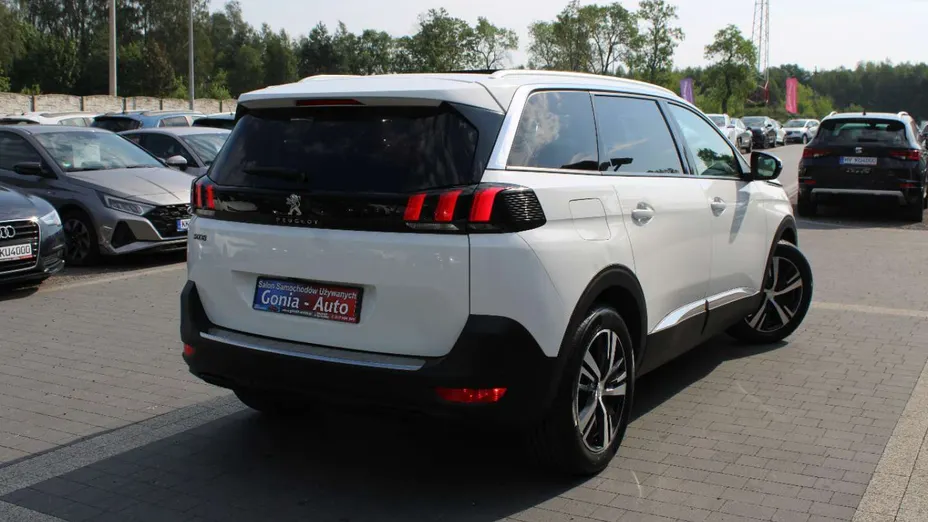 PEUGEOT 5008 -
