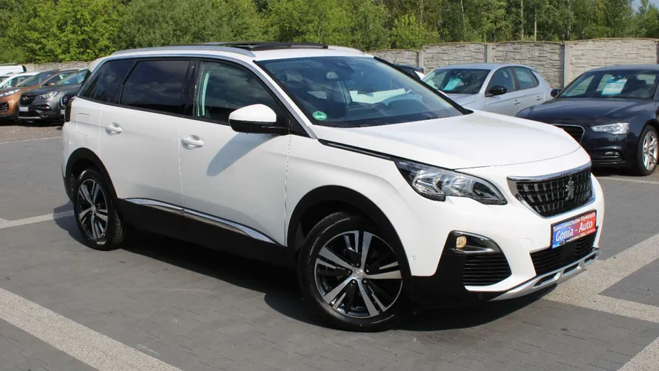 PEUGEOT 5008 -