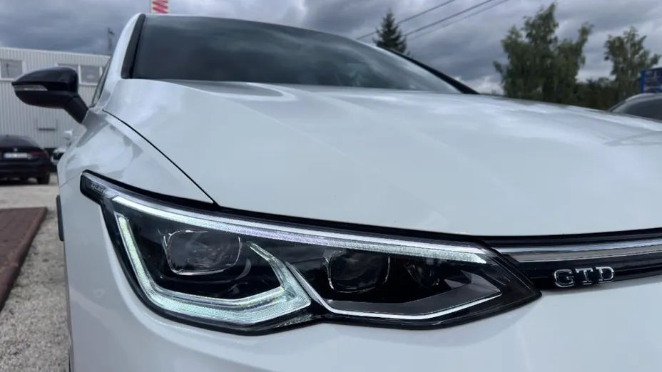 VOLKSWAGEN Golf -
