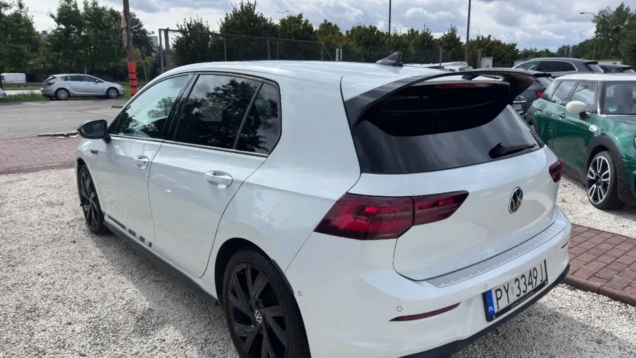 VOLKSWAGEN Golf -
