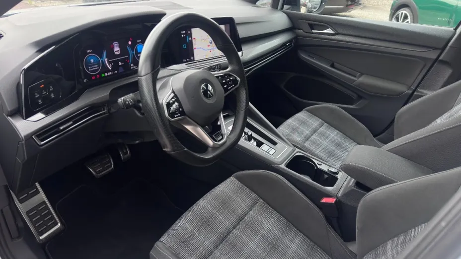 VOLKSWAGEN Golf -