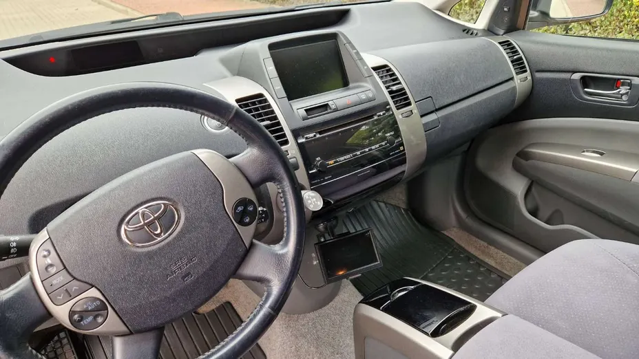 TOYOTA Prius -