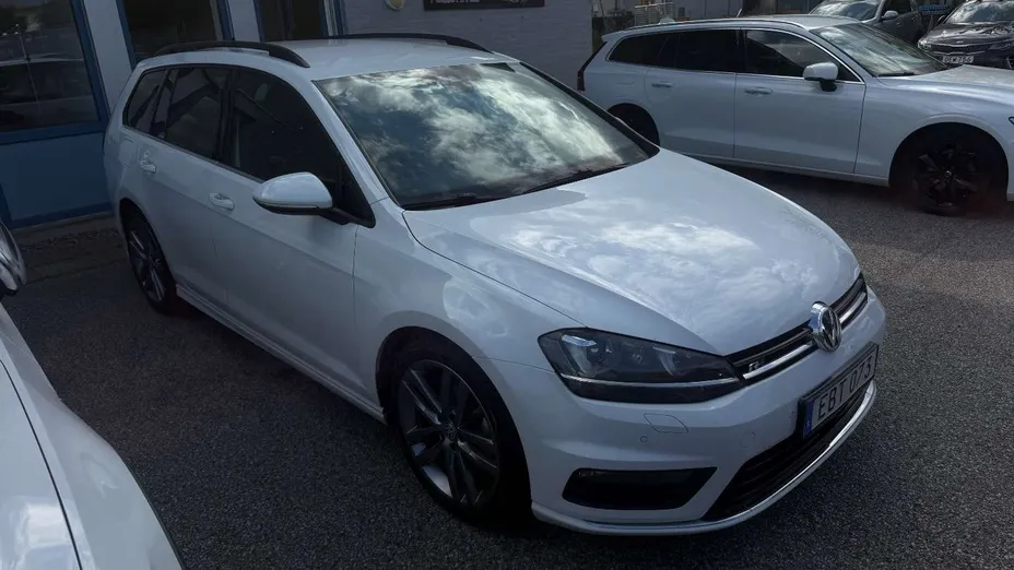 VOLKSWAGEN Golf -