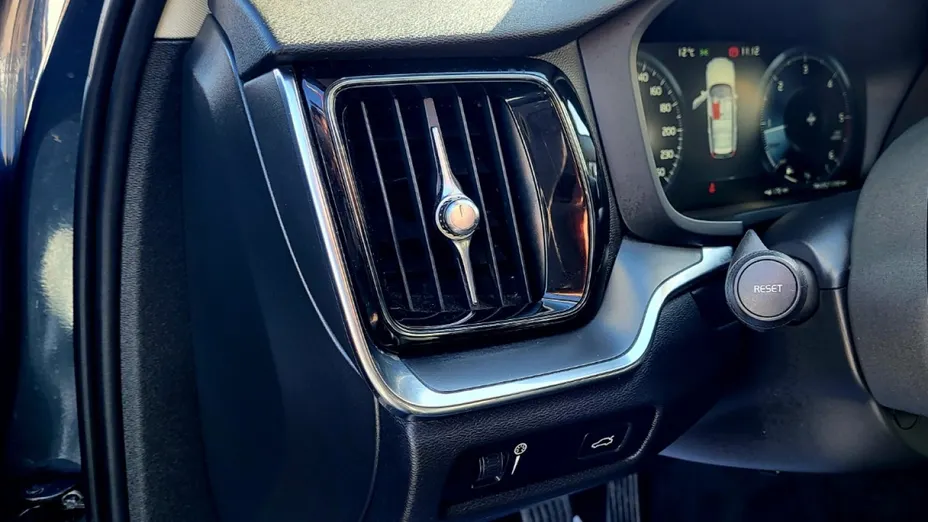 VOLVO V60 -