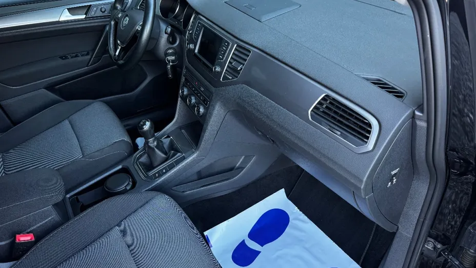 VOLKSWAGEN Golf Sportsvan -