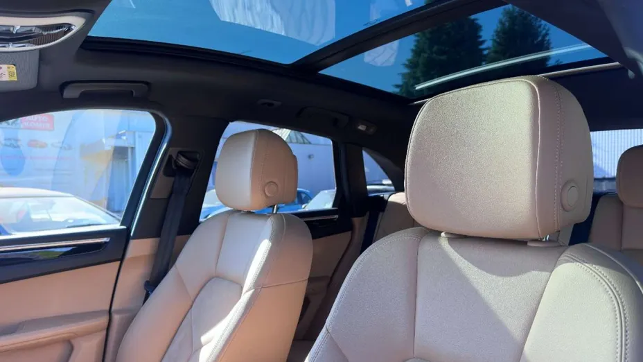 PORSCHE Macan -