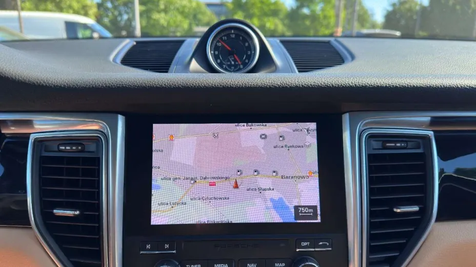 PORSCHE Macan -
