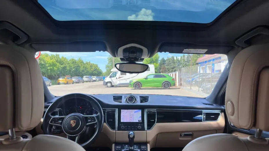 PORSCHE Macan -