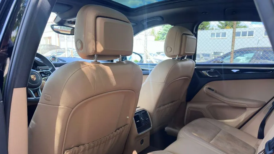 PORSCHE Macan -