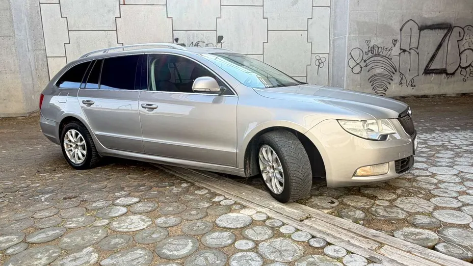 SKODA Superb -