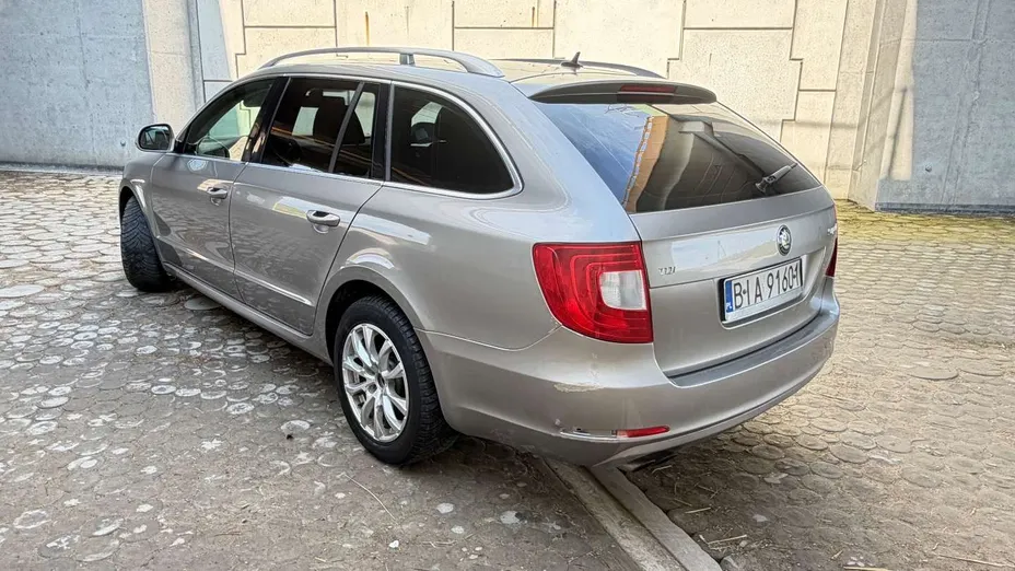 SKODA Superb -