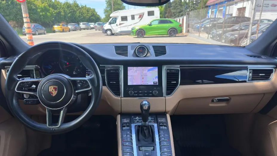 PORSCHE Macan -