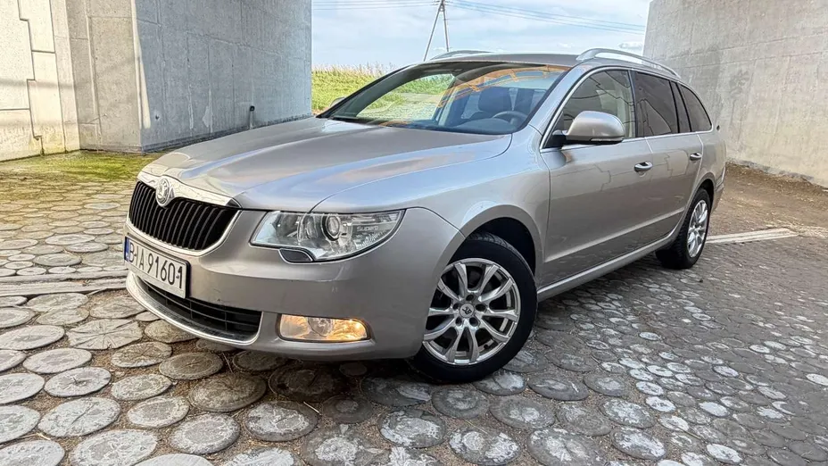 SKODA Superb -