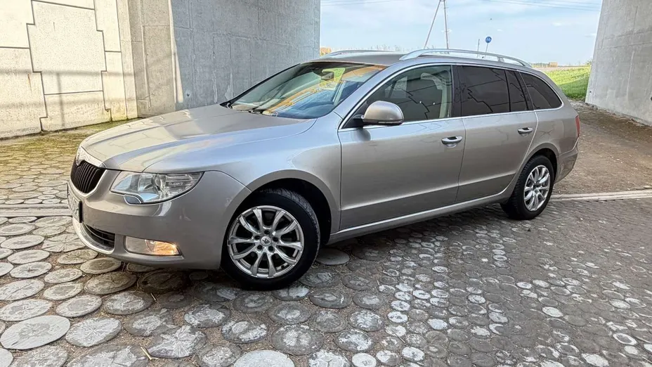 SKODA Superb -